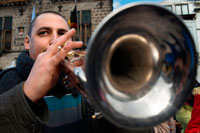 Binche festa de carnaval a Bèlgica Brussel·les. Música, ball, festa i vestits en Binche Carnaval. Esdeveniment cultural antiga i representativa de Valònia, Bèlgica. El carnaval de Binche és un esdeveniment que té lloc cada any a la ciutat belga de Binche durant el diumenge, dilluns i dimarts previs al Dimecres de Cendra. El carnaval és el més conegut dels diversos que té lloc a Bèlgica, a la vegada i s'ha proclamat, com a Obra Mestra del Patrimoni Oral i Immaterial de la Humanitat declarat per la UNESCO. La seva història es remunta a aproximadament el segle 14.